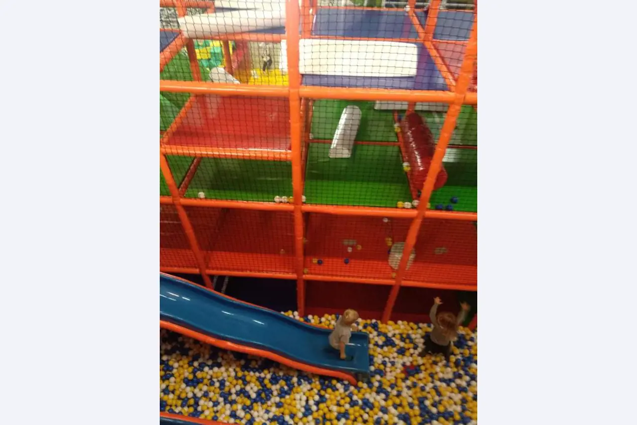 Construcción en bastidor de un parque infantil cubierto con accesorios, Monkey Grove, pista Ninja, "esponjas" de juegos blandos-2